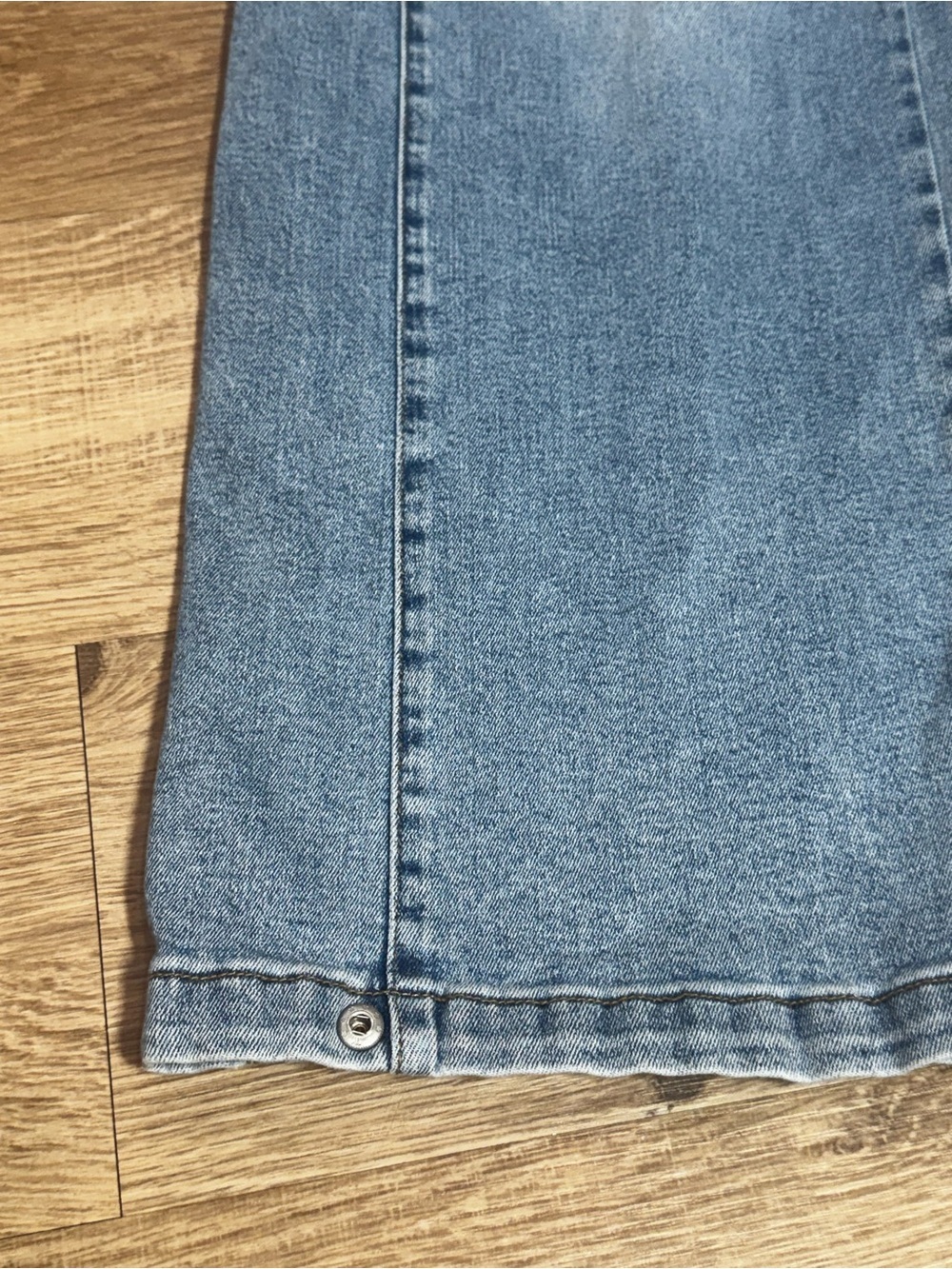 Risen Wide Leg Snap Hem Jeans NWT Light Wash High Rise Size 7/28 - Picture 2 of 10